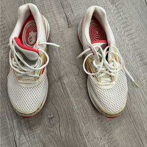 REEBOK EASYTONE Women’s size 9